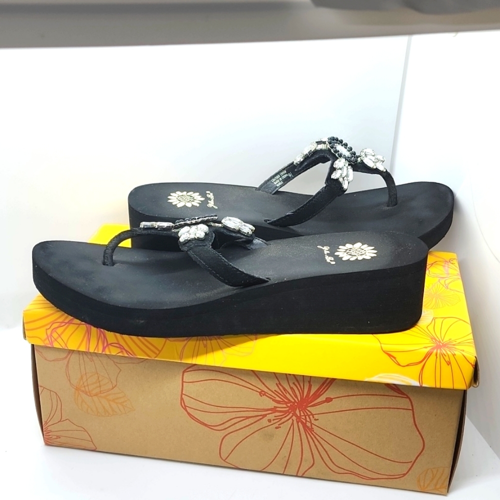 I'm selling a lightly worn pair of Yellow Box women's  Ebony sandals. #Yellowbox